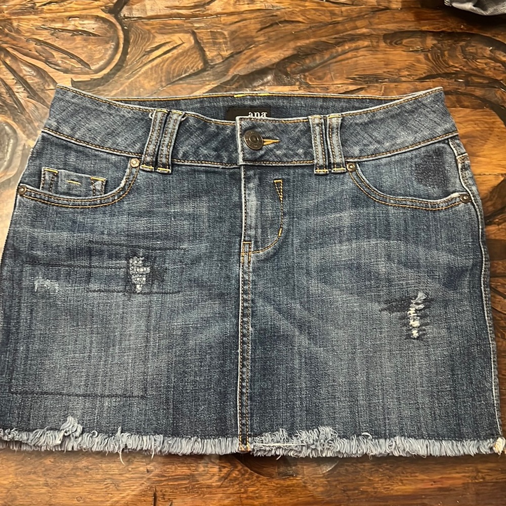 Denim mini skirt. Low rise distressed